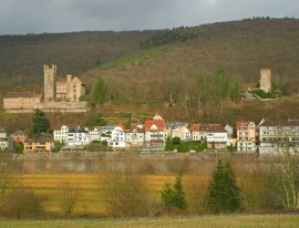 Neckarsteinach am Neckar mit Mittelburg (links) und Vorderburg (rechts)